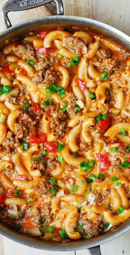 Homemade mac and cheese with sausage and bell peppers smothered in marinara sauce and cream.  This skillet mac and cheese is a perfect weeknight family dinner as it takes only 45 minutes to make! #macandcheese #pasta #sausage #bellpeppers #elbowmacaroni Ground Sausage Dinner, Mac And Cheese With Sausage, Sausage And Bell Peppers, Skillet Mac And Cheese, Resep Pasta, Sausage Dinner, One Skillet, Ground Sausage, God Mat