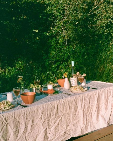 Hosting an alfresco dinner party/event/feast/welcome dinner? 🌞 Enter for a chance to have it illuminated for free in our first Pygmalion x YOU collab! 1. Follow @pygmalionlondon 2. Like this post 3. DM us and tell us about your dinner! ✨ Entries close at midday on Tuesday 13th Aug in time for first class Wednesday post 💌 Outdoor Table Aesthetic, European Summer Party Aesthetic, Aesthetic Dinner Party Outside, Casual Outdoor Dinner Party, Garden Party Italy, Aesthetic Lunch Party, Garden Bbq Aesthetic, Outdoor Summer Party Aesthetic, Lunch Outside Aesthetic