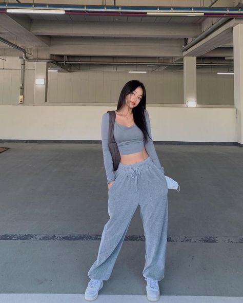 Asian Sporty Outfit, Asian Girl Outfits, Sporty Girl Outfits, Everything Blue, Crop Top And Sweatpants, Lelli Kelly, Looks Party, Korean Girl Fashion, Cute Comfy Outfits