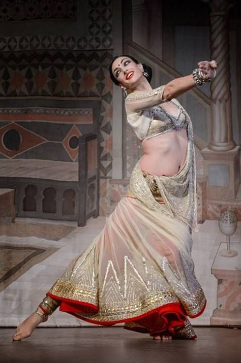 Dance Pose, Art Dance, Indian Classical Dance, Ballet Art, Female Pose Reference, Indian Dance, Human Poses, Dance Art, Belly Dancers