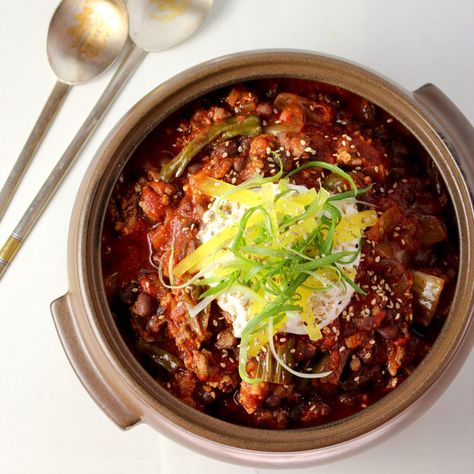 Korean Chili con Carne with Red Beans and Kimchi - Taste With The Eyes Yellow Pickled Radish, Reading Korean, Red Bean Chili, Bbq Chili, Korean Chili, Pickled Radish, Garlic Yogurt, Paleo Chili, Shishito Peppers