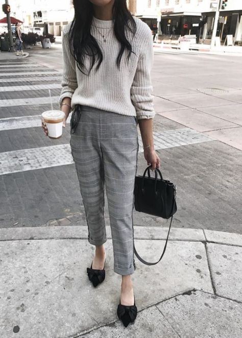 Turtleneck sweater with plaid pants look so cute #sweater2018 #pants #outfit #clothes #turtleneck Plaid Pants Outfit, Trendy Outfits Winter, Fashion Trends Winter, Easy Style, Plaid Pants, Womens Dress Pants, Summer Fashion Outfits, Professional Outfits, Fall Fashion Outfits