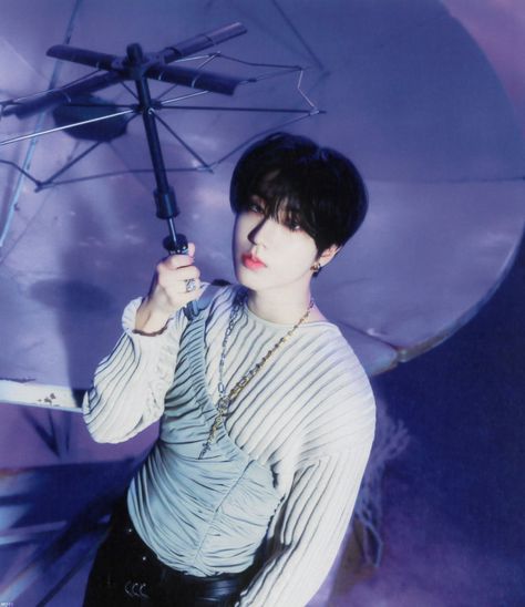 X Han Concept Photo, Straykids Concept Photos 5 Star, Han Jisung Concept Photos, Han Jisung Model Photoshoot, Han Jisung Umbrella, Concert Oufit, Lollapalooza Outfit, Purple Umbrella, Rock Star Outfit