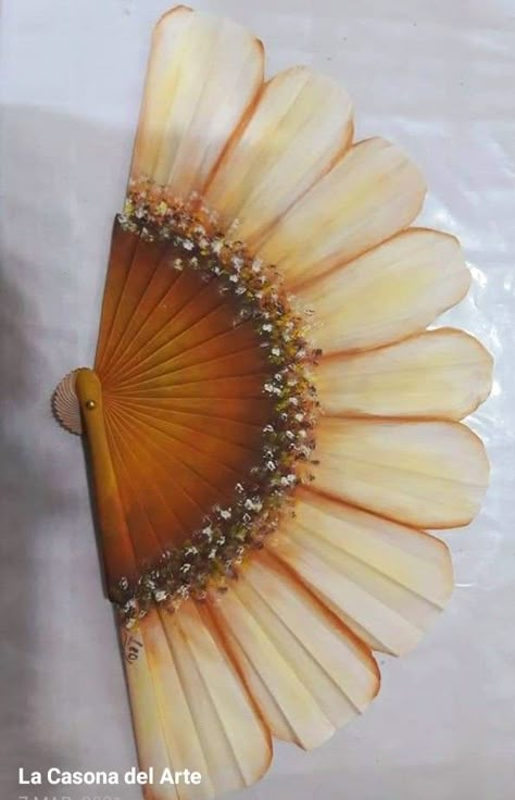 Hand Fan Painting Ideas, Hand Fans Diy, Paper Fans Wedding, Flower Pedals, Chinese Fans, Painted Fan, Chinese Fan, Antique Fans, Pretty Crafts