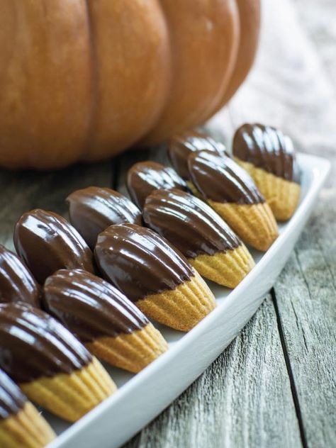 Madeline Recipe, Pumpkin Madeleines, Chocolate Pumpkin Cookies, Madeleine Recipes, Madeline Cookies Recipe, Madelines Recipe, Fall Themed Desserts, Weekend Baking, Madeline Cookies