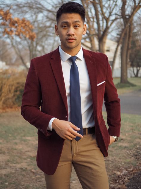 Burgundy Velvet Jacket. White Dress Shirt. Solid Navy Blue Neck Tie. Tan Chinos. Dark Brown Belt. Silver Band Wristwatch. White Pocket Square.     menswear// men’s fashion // office attire // business Burgundy Blazer Outfit Mens, Maroon Suit Jacket, Maroon Shirt Outfit, Mens Burgundy Blazer, Burgundy Blazer Outfit, Burgundy Jacket Outfit, Blazer Men Outfit, Velvet Blazer Outfit, Red Jacket Men