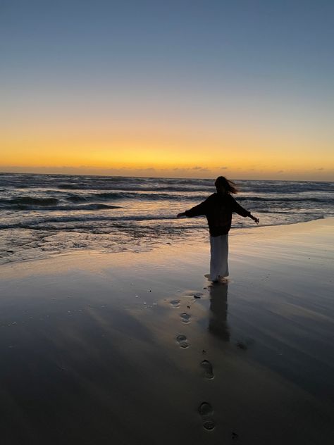 #sunrise #sea #light #yellow #orange #astethic #beach #holiday #vacation #sand Beach Astethic Photo, Boho Beach Astethic, Holiday Astethic Summer, Sunrise Astethic, Spanish Astethic, Beautiful Astethic, Orange Astethic, Beauty Astethic, Picture Astethic