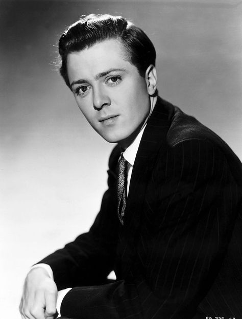 Richard Attenborough Vintage Actors, Richard Attenborough, Life In Pictures, Actors Male, Classic Movie Stars, Laura Ingalls, Japanese Film, People Of Interest, Hollywood Actors