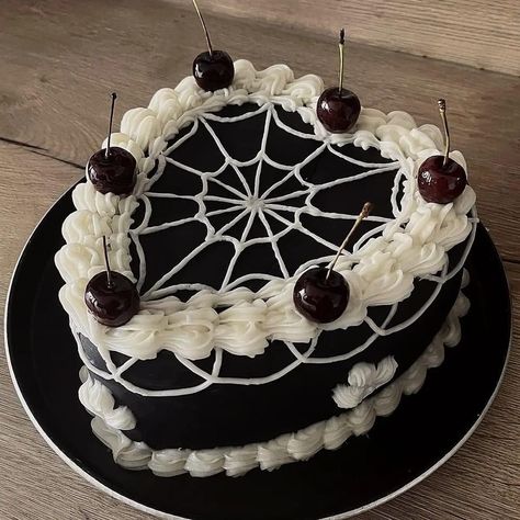 Cemetery Birthday Cake, 19th Bday Cake Aesthetic, Halloween Birthday Cakes Aesthetic, Spooky Bday Cake, Spooky Heart Cake, Heart Shaped Halloween Cake, Halloween Birthday Aesthetic, Goth Heart Cake, Halloween Birthday Party Aesthetic