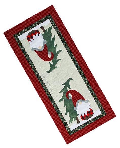 Gnome Table Runner Free Pattern, Gnome Placemats, Gnome Quilts, Gnome Table Runner, Christmas Runners, Christmas Table Runner Pattern, Quilting Digest, Holiday Gnomes, Winter Table