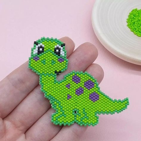 Beaded Dinosaur, Miyuki Beads Pattern, Seed Bead Projects, Brick Stitch Pattern, Beaded Jewlery, Seed Bead Patterns, Beaded Crafts, Beaded Bracelet Patterns, Beaded Animals