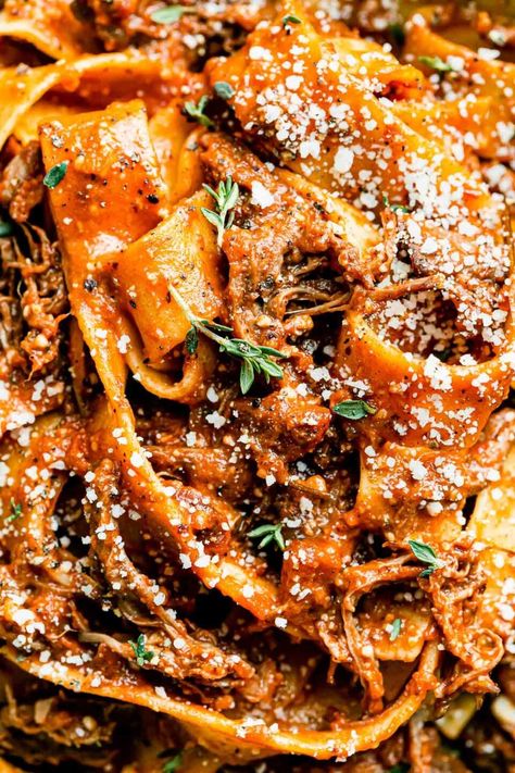 Slowly Braised Beef Ragu (Stovetop, Oven, Slow Cooker, and More!) Braised Beef Pasta, Braised Beef Ragu, Ragu Sauce Recipes, Beef Ragu Recipe, Italian Meat Sauce, Italian Tomatoes, Creamed Beef, Ragu Sauce, Beef Ragu