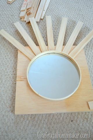 how to make DIY sunburst mirror Mirror Art Diy, Diy Sunburst Mirror, Sunburst Mirrors, Spiegel Diy, Diy Mirror Wall, Sun Mirror, Auction Projects, Mirror Crafts, Deco Originale