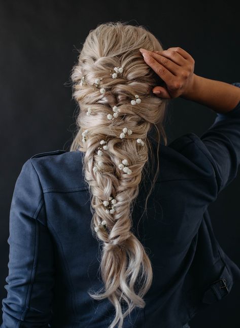 Wedding French Braid Hairstyles, Long Braid With Veil, Mermaid Bride Hairstyle, Mermaid Inspired Hairstyles, Wedding Boho Braid, French Braid Bridal Hair, Braid With Pearls Wedding Hairstyles, Boho Bridal Braid, Mermaid Braid Wedding Hair