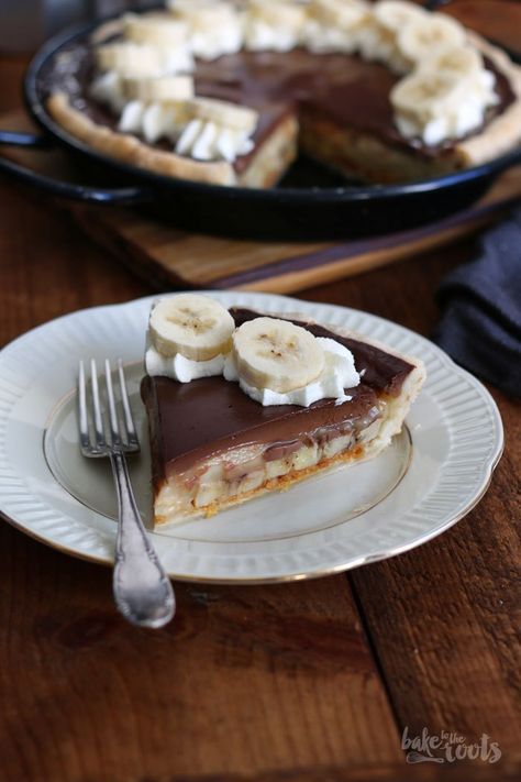 Chocolate Banana Pudding Pie | Bake to the roots Banana Pie Recipe, Banana Pudding Pie, Chocolate Banana Pudding, Banana Pudding Pies, Chocolate Pie With Pudding, Banana Pie, Chocolate Covered Bananas, Pudding Pie, Pudding Pies