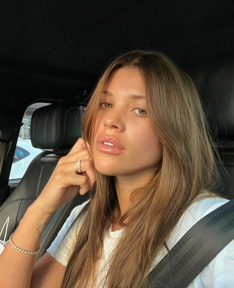 Sofia Richie on Instagram: “Back to my roots 🤎” Sofia Richie Brown Hair, Sofia Richie Hair, Long Layer Cut, Melt Balayage, Fall Hair Inspo, Sofia Richie Grainge, Sophia Richie, Long Layer, Layer Cut