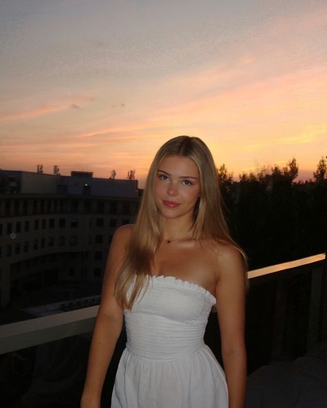 Digital camera pictures> . . . #digitalcamera #sunset #summeroutfit #whiteoutfit #orangesunset #pinksunset #balayage #pinterestinspired #pinterestaesthetic #pinterest Sony Cybershot Camera Photos, White Outfit Summer, Sony Zv1, Digital Camera Pictures, Photo Inspo Summer, Camera Pictures, Outfit Photo, Pics Inspo, Pink Sunset