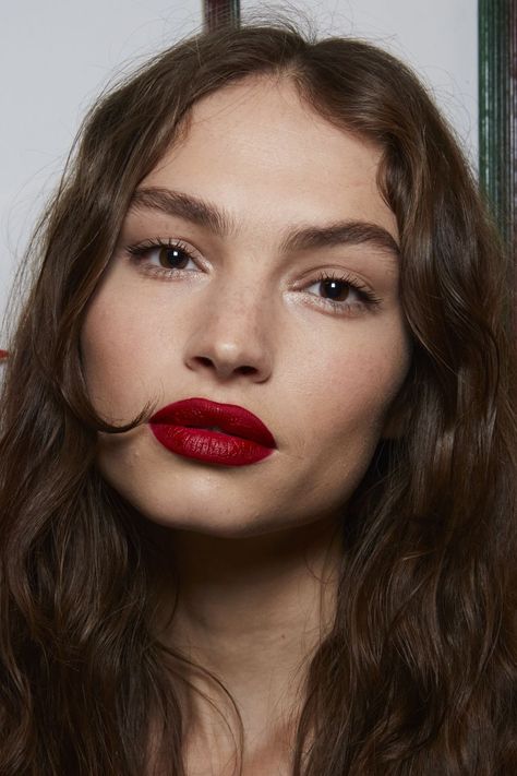 spring summer 2024 makeup trends Red Lipstick Outfit, Eyebrow Trends, Fall Makeup Trend, Color Blur, Cosmetic Creative, Minimalist Makeup, Unique Makeup, Top Beauty, Spring Makeup