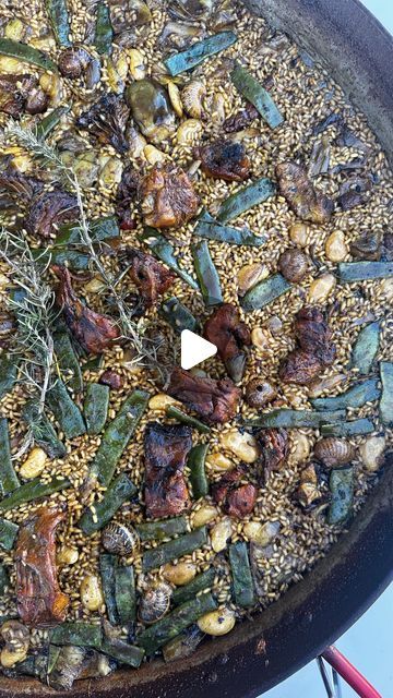 CARLOS FERNANDEZ on Instagram: "🥘LA PAELLA VALENCIANA MAS TRADICIONAL
.

🤔 ¿Crees que le falta o le sobra algo? ¡Te leo en comentarios!

🥘 La valenciana tradicional lleva unos ingredientes tasados y otros que cambian dependiendo de la temporada. Pero desde luego los ingredientes que no pueden faltar, son los buenos amigos para disfrutarla.

🏴‍☠️Ánimo puristas, seguro que algo encontraréis que no os gusta, yo ya pienso en un par de cosas, a ver si acierto 😉

Esta es una creación nacida de una sesión de i+d con mi amigo @edutorres_molinoroca 

—

📝INGREDIENTES

🔸Pollo
🔸Conejo
🔸Pato
🔸Aceite de oliva
🔸Tomate 
🔸Alcachofas
🔸Azafrán
🔸Agua
🔸Pimentón
🔸Romero
🔸Judia verde
🔸Garrofó
🔸Caracoles
🔸Arroz
🔸Sal

—

🥘Lo primero es freir bien las carnes, imprescindible que queden bien to Carlos Fernandez, Paella Valenciana, Cinematic Trailer, Spanish Food, A A, Appetizer, On Instagram, Color