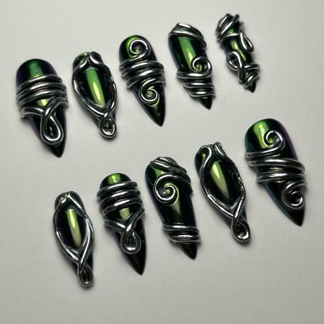 wire wrapped ⛓️ @functionofvex code HOTGURL - Black void non wipe gel @southtxnailsupply code REALHOT10 - South TX sculpt @sissiofficial_ code HOTGURL - Molten Metal gel #3dnails #silvernails #chromenails Wicked Elphaba Nails, Shego Nail Design, Wicked Themed Nails, Black And Green Nails Designs, Green Black Nails, Green And Black Nails, Wicked Nails, Green Press On Nails, Black Chrome Nails