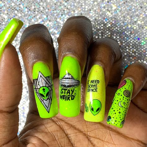 Neon Green Nail Art, Alien Nails Design, Ufo Nails, Alien Nail Art, Graffiti Nail Art, Lamp Nails, Neon Alien, Alien Nails, Reverse Stamping