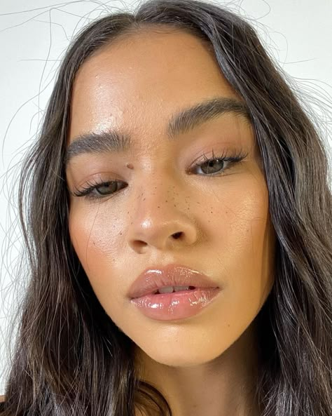 Dewy Bronze Makeup Sun Kissed, Glossy Makeup Look Dewy Skin, Dewy Makeup Asian, Brown Glass Skin, Natural Glowy Makeup Look, Tan Skin Makeup, Best Highlighter, Clean Girl Makeup, Pretty Makeup Looks