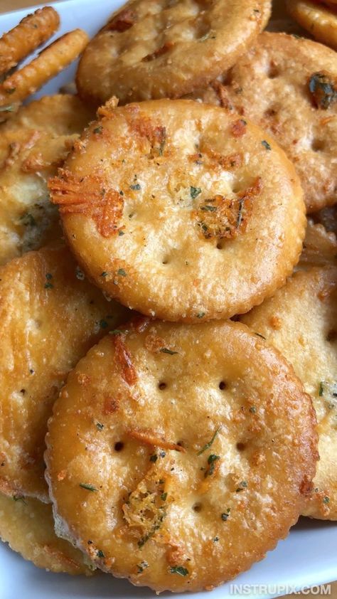 Baked Ritz Crackers, Meat Casseroles, Ritz Cracker Recipes, Snack Mix Recipes, Snacks To Make, Cracker Snacks, Cracker Recipes, Quick Easy Snacks, Ritz Crackers