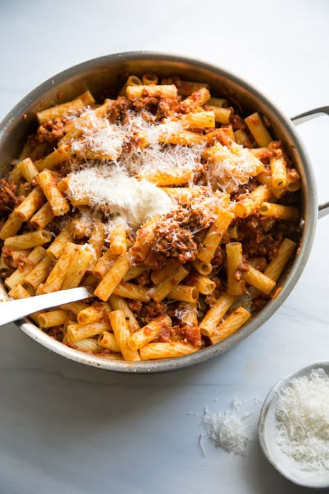 This low FODMAP pasta uses a healthy Bolognese sauce with ground turkey that’s packed with shredded vegetables and is perfect over spaghetti. Low Fodmap Pasta Recipes, Healthy Bolognese, Ibs Meals, Low Fodmap Pasta, Lowfod Map, Healthy Bolognese Sauce, Ibs Diet Recipes, Low Fodmap Vegetables, Low Fodmap Dinner