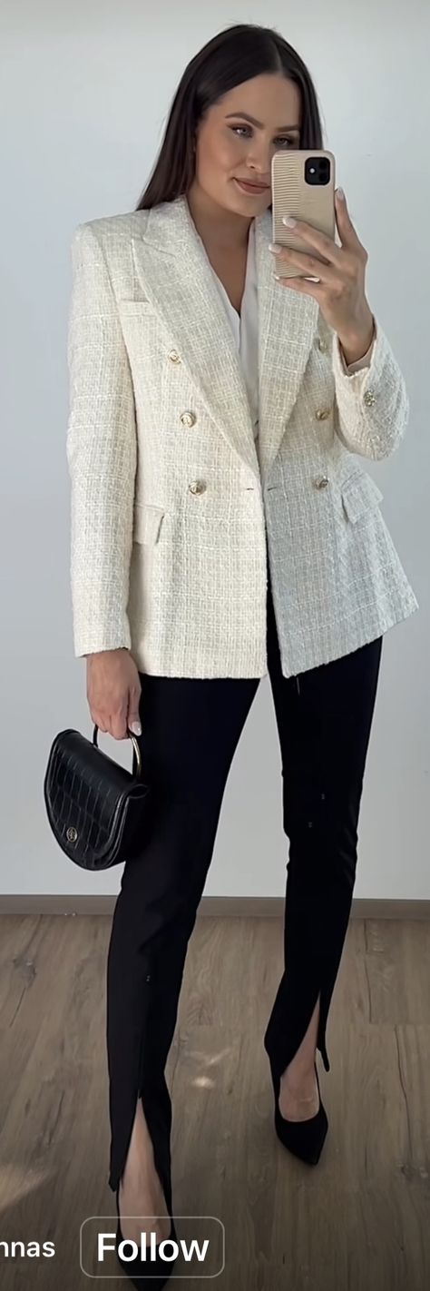 Cream Tweed Blazer Outfit, White Tweed Blazer Outfit, White Tweed Jacket Outfit, Blazer Outfits For Women Work, Cream Jacket Outfit, Lente Outfit, Cream Blazer Outfit, Tweed Blazer Outfit, Beige Blazer Outfit