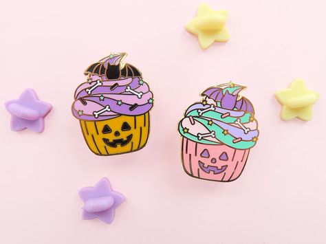 Spooky Pins, Pumpkin Pin, Kawaii Bag, Weird Jewelry, Jacket Pins, Halloween Pins, Pin Game, Pink Halloween, Cool Pins