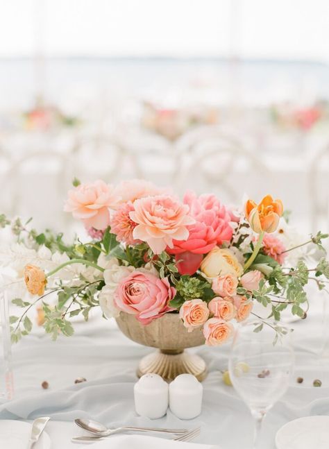 Bright & Colorful Sea Pines Resort Wedding - Gray Harper Fluffy Bridal Bouquet, Bright Pink Wedding Flowers, Grandmillennial Wedding, Peach Table Setting, Pink Peach Wedding, Pink Wedding Bouquet, Color Durazno, Coral Wedding Flowers, Peach Wedding Flowers