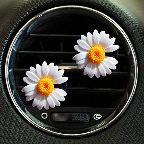 Daisy Rims Car, Car Pimping Ideas, Flower Car Accessories, Trendy Car Accessories, Fun Car Decor, White Car Decor, Funny Car Accessories, Yellow Car Accessories, White Car Accessories