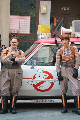 40 Funny Lady Movies for When You Need a Good Laugh #purewow #movies #celebrity #entertainment Ghostbusters Cast, Female Ghostbusters, Ghostbusters 3, Kino Box, Jillian Holtzmann, Original Ghostbusters, Ghostbusters 2016, Ghostbusters Movie, Leslie Jones