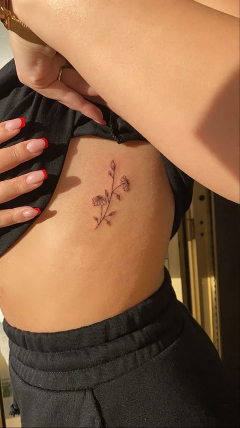 Daisy Tattoo Side Rib, Small Tattoos Ribs For Women, Fine Line Floral Rib Tattoo, Simple Flower Rib Tattoo, Small Rib Flower Tattoo, Upper Ribcage Tattoo, Dainty Flower Rib Tattoo, Fine Line Tattoo Rib Cage, Flower On Ribs Tattoo