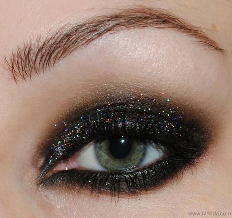 yes! gorgeous! Glitter Jordans, Glittery Smokey Eye, Glitter Smokey Eye, Festival Make Up, Black Smokey Eye, Make Up Inspiration, Glitter Eye Makeup, Black Eyeshadow, Smoky Eyes