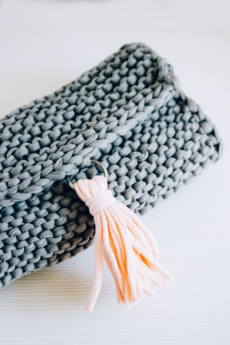 Perfect summer knitted clutch. FREE PATTERN. Check this easy tutorial to make a lovely summer accessory. Knitted Clutch, Knitted Purse, Knitting Summer, Summer Purse, Clutch Pattern, Knit Purse, Knitted Bag, Easy Knit, Diy Summer