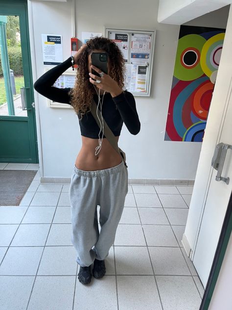 Low Rise Joggers Outfit, Straight Leg Joggers Outfit, Nike Joggers Outfit, Jogger Fits, Outfit Camping, Everyday School Outfits, Nyc Fits, Joggers Outfit, Hijabi Outfits Casual