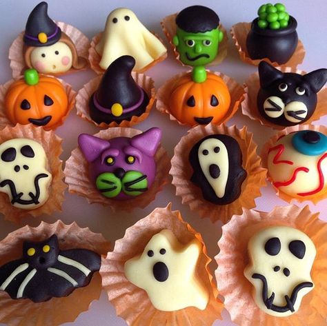 Marzipan - Found on Instagram Instagram Themes, Halloween Tea Party, Dessert Halloween, Halloween Dessert, Halloween Desserts, Instagram Theme, Halloween Celebration, Marzipan, Sweet Dress