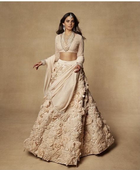 Isha Ambani, White Lehenga, Sabyasachi Lehenga, Lehenga Designs Simple, Indian Bridal Outfits, Party Wear Indian Dresses, Indian Wedding Outfits, Stunning Outfits, Lehenga Designs