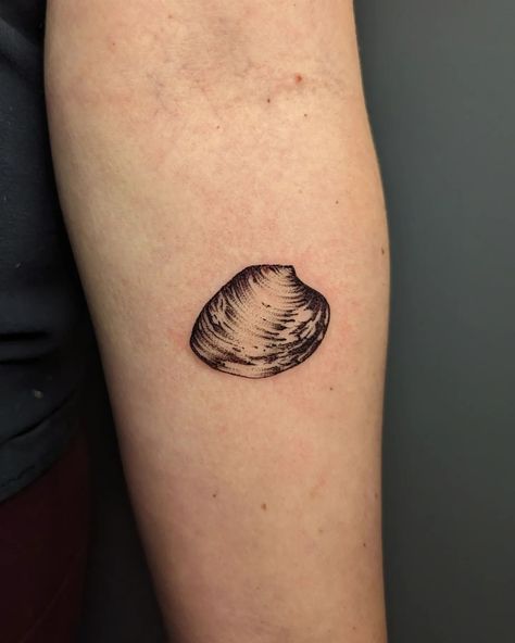 Lil tiny realistic clam shell for Calli! We made it exactly keeper size (1.5") so it'll double as a ruler when she goes clamming! Super fun. I'd love to do more like this. Clam With Pearl Tattoo, Clam Tattoo, Clam With Pearl, Edgy Style, Clam Shell, We Made It, Tattoo Idea, Future Tattoos, Edgy Fashion