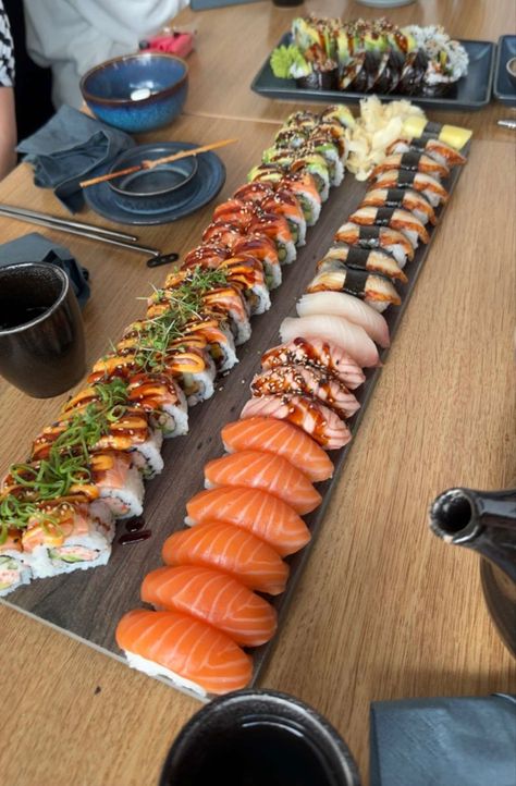 Homemade Sushi Night Aesthetic, Nigiri Sushi Aesthetic, Sushi Night Party, Food Sushi Aesthetic, Omasake Sushi, Sushi Platter Aesthetic, Sushi Combinations, Sushi Appetizers Ideas, Crunchy Roll Sushi