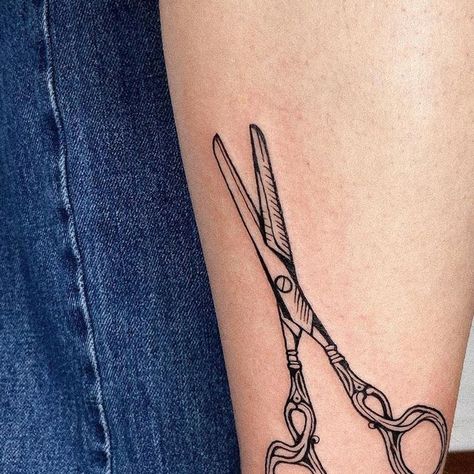 Blackwork tattoo & fineline gentili on Instagram: "❈ dressmaker scissors ❈ . Done at @dietattoomilano sulla mia amica @labrodabrd 🖤 . #dressmakerscissors #scissorstattoo #scissorstattoos #forbicedasarta #dressmakersscissors #vectortattoo #blackworkers #milanotattoo #dietattoomilano #ariagentilitattoo #engravingtattoo" Tailor Scissors Tattoo, Heart Scissors Tattoo, Seamstress Tattoo, Scissor Tattoo, Tattoo 2023, Tailor Scissors, Blackwork Tattoo, Blackwork, Tatting