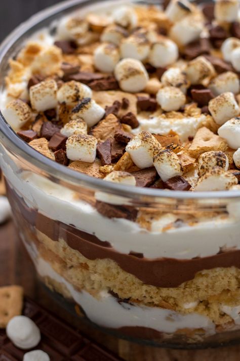 Fall Dessert Trifles, Smores Trifle Recipe, S’mores Trifle, German Chocolate Trifle, Smores Trifle, Random Desserts, Trifle Bowl Recipes, Trifle Dessert Recipes, Jar Desserts