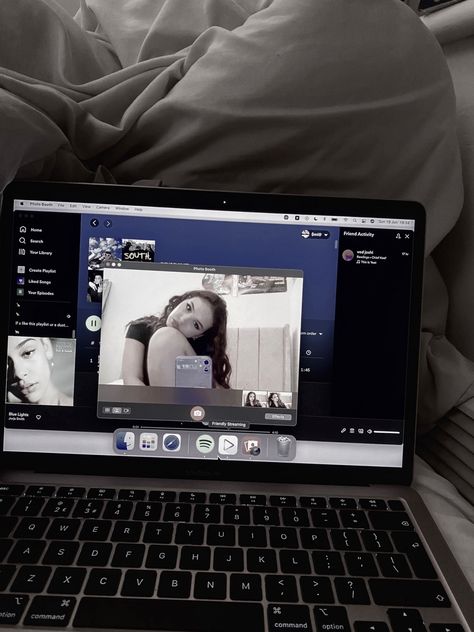 girl posing in a macbook camera. Laptop Camera Selfie Aesthetic, Macbook Pictures, Laptop Pictures, Laptop Selfie, Macbook Pics, Computer Pictures, Computer Photography, Macbook Computer, Camera Pic