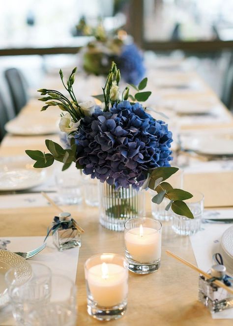 Blue Flower Party Decorations, Blue Confirmation Decoration, Blue Floral Centerpieces Simple, Blue Rose Centerpiece, Hortensia Table Decoration, Blue Birthday Party Centerpieces, Centerpieces Blue, Navy Floral Centerpieces, All Blue Party Decoration