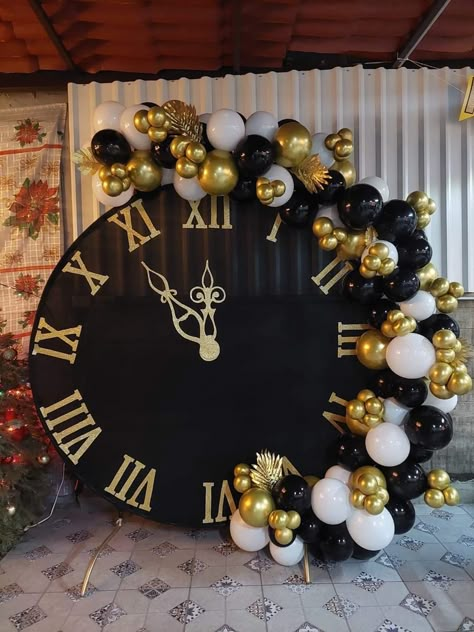 Clock Party Decorations, New Years Balloon Decorations, Christmas Decorations Dinner Table, Balloon Centerpieces Diy, New Years Eve Party Ideas Decorations, 70th Birthday Decorations, New Year Backdrop, Happy New Year Photo, New Year's Eve Recipes