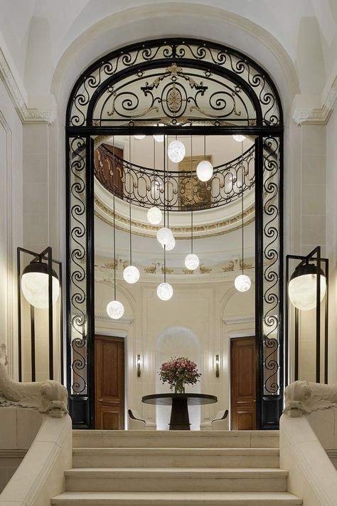 Visite guidée de l'Hôtel Particulier Villeroy à Paris | Vogue Paris Luxury Paris Hotel, Hotel Entry, Hotel Particulier Paris, Paris Vogue, Classic Hotel, Italian Furniture Brands, Paris Luxury, Classic Interiors, Tent Design