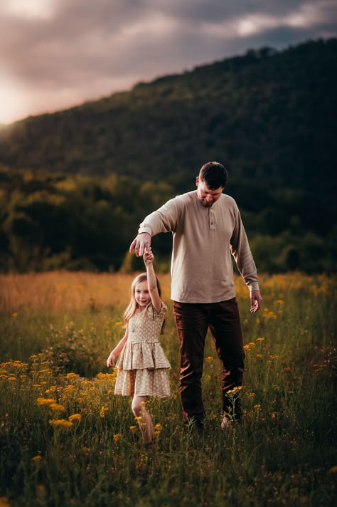 Father Daughter Poses Picture Ideas, Mommy Daddy And Daughter Photoshoot, Father Daughter Christmas Pictures, Family Pictures Ideas With Kids, Mother Father Daughter Photography, Mum Dad Daughter Photography, Dad With Daughters Photography, Father Daughter Photography Poses, 1 Kid Family Pictures