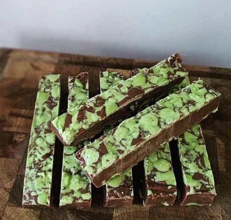 Mint Aero Fudge Recipe - Techaaly Fudge With Condensed Milk, White Chocolate Rocky Road, Lamb Shanks Slow Cooker, Lasagna Recipe Slow Cooker, Sweet Garlic Chicken, Slow Cooker Fudge, Aero Chocolate, Recipes Sauces, Slow Cooker Chili Recipe