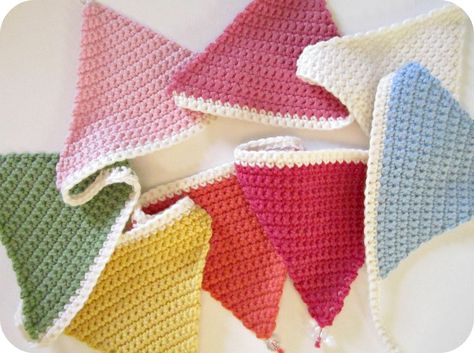 Crochet Triangle Pattern, Crochet Bunting Pattern, Bunting Tutorial, Bunting Pattern, Crochet Bunting, Crochet Garland, Crochet Triangle, Simple Crochet, Haken Baby